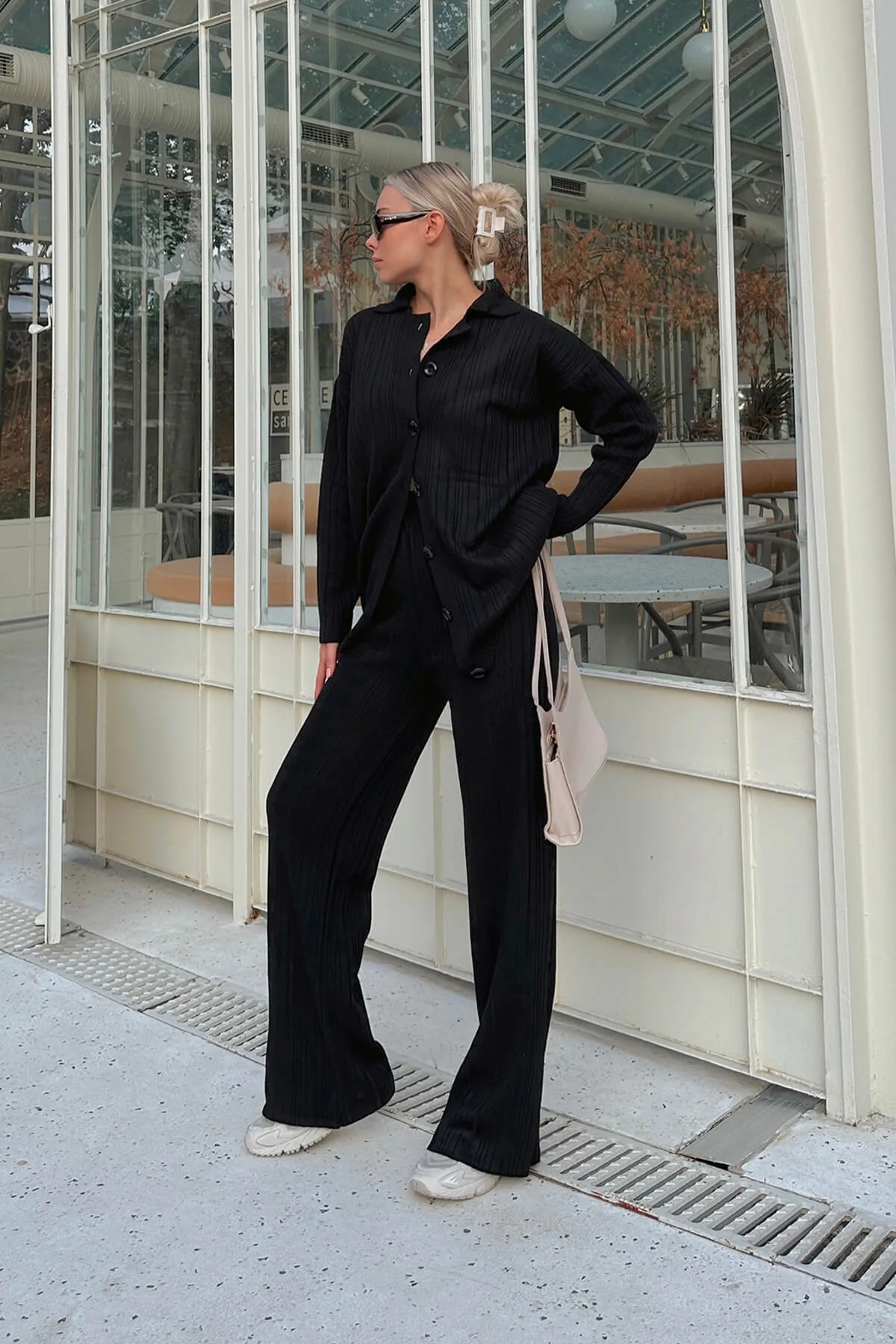 Swist  Schwarzes, geknöpftes Rollkragen-Strickjacken- und Hosen-Set für Damen aus Strickober- und -unterteil