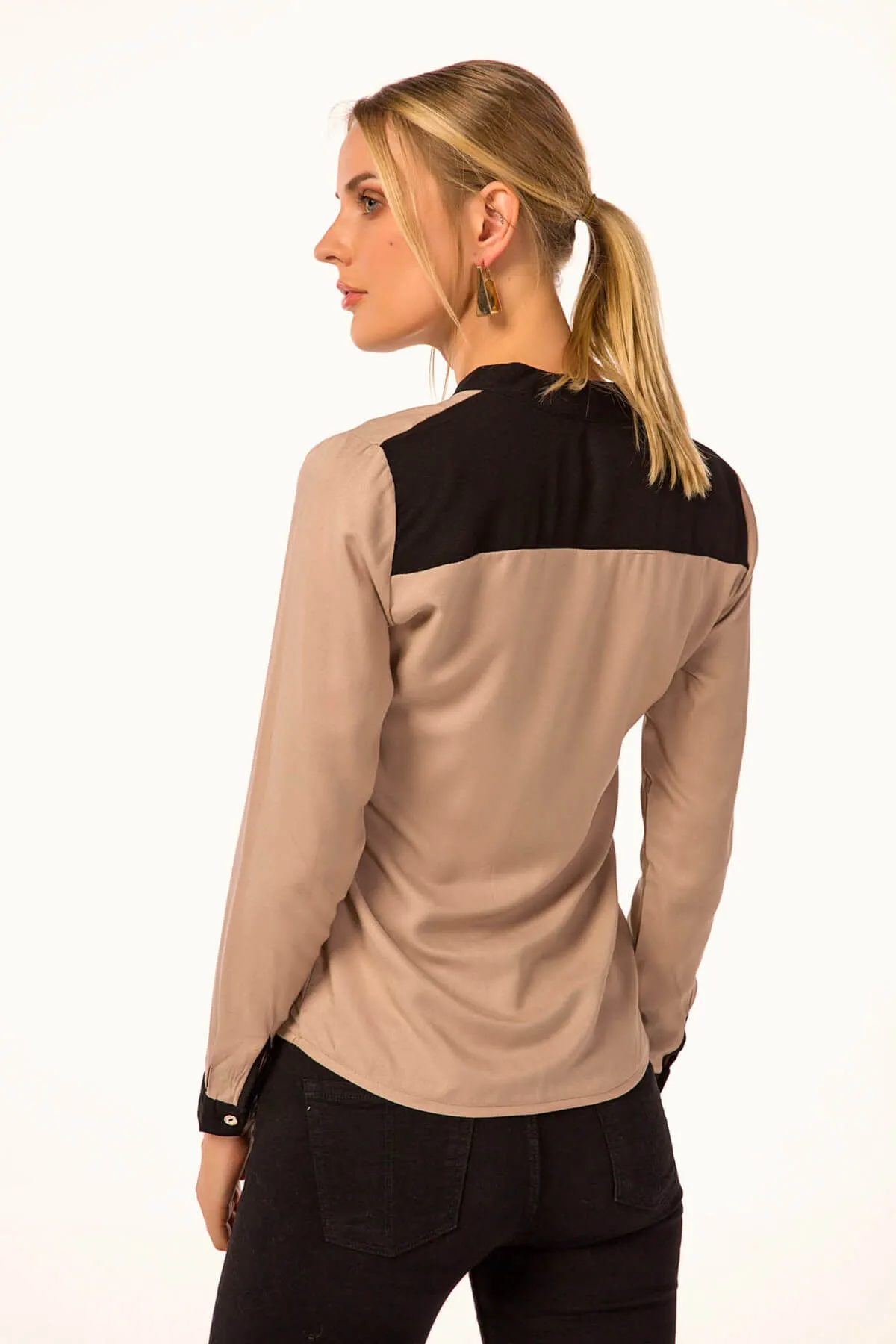 armonika  Beigefarbenes, vorne gestreiftes Damenhemd ARM-18K001255