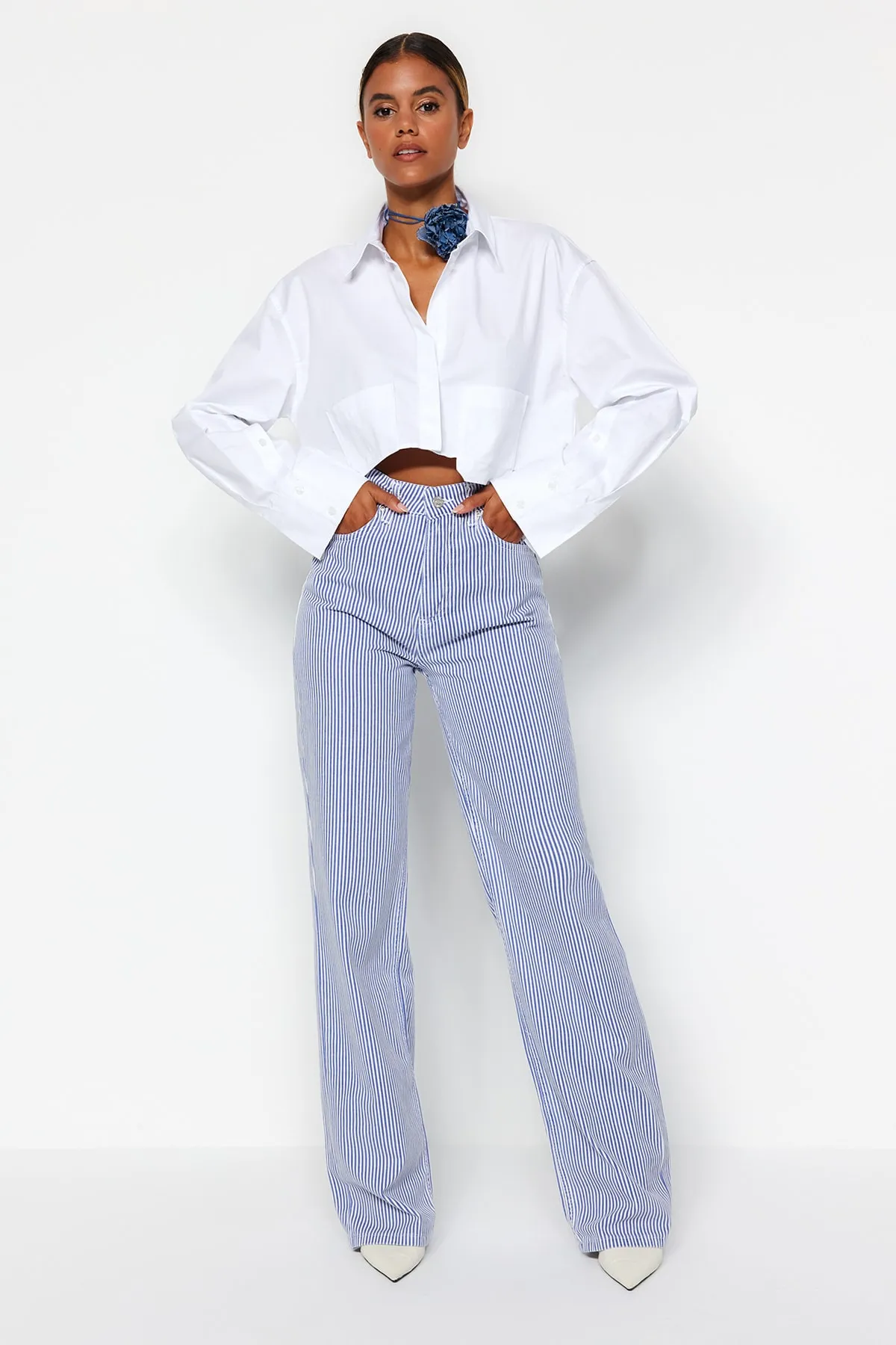 Trendyol Collection  Mehrfarbige, gestreifte Jeans mit hoher Taille und weitem Bein TWOSS23JE00246