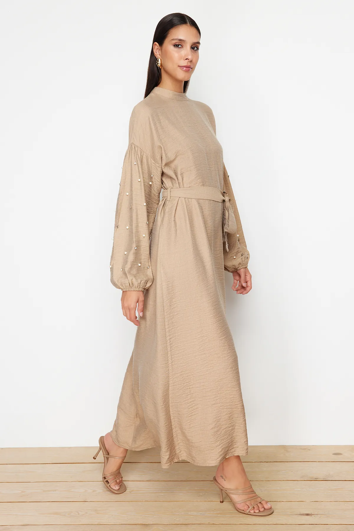 Trendyol Modest  Beiges gewebtes Kleid mit Gürtel, Perlen- und Steindetails TCTSS23EB00148