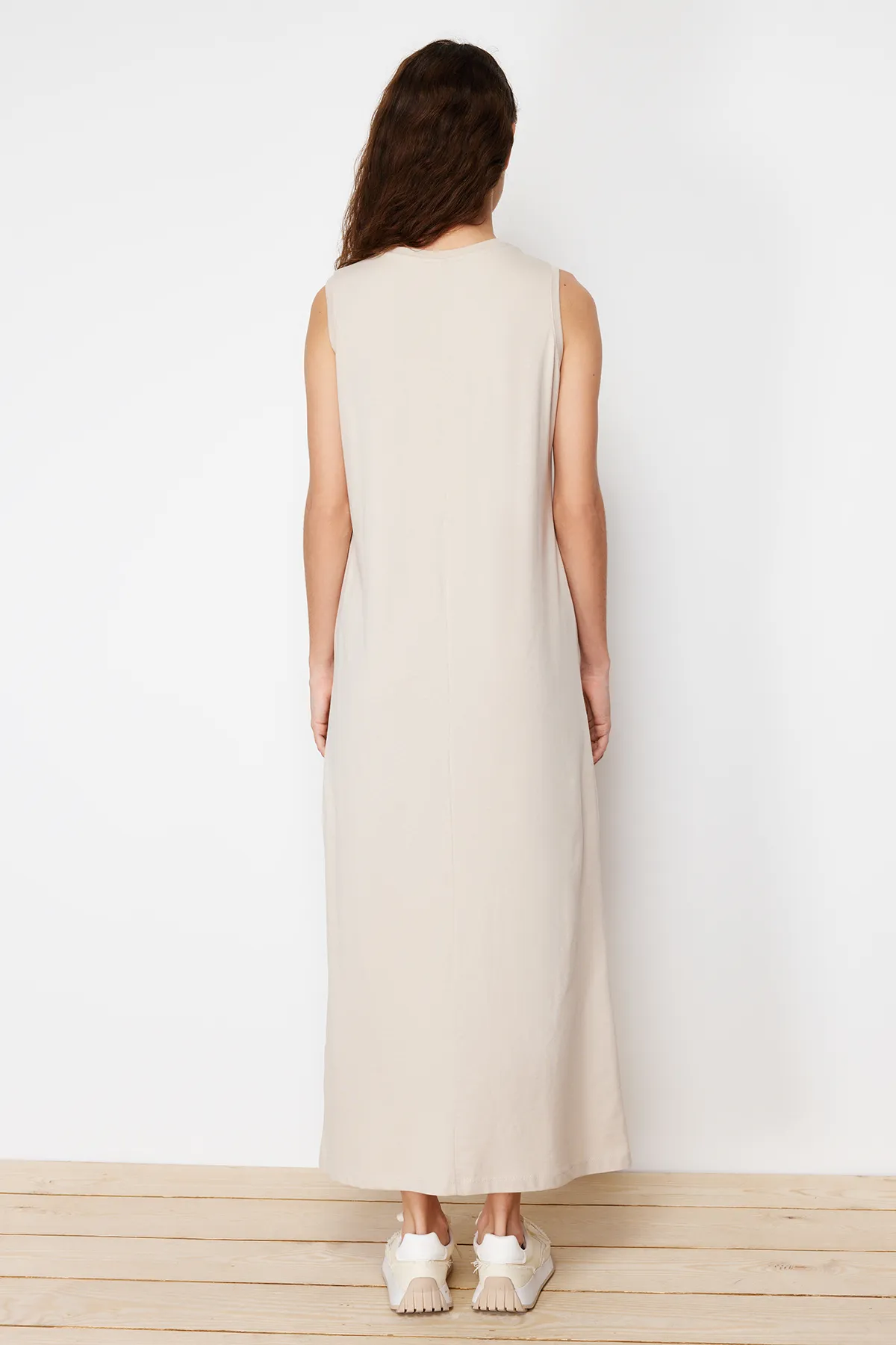Trendyol Modest  Kamelfarbenes, ärmelloses Unterwäschekleid mit Strickfutter TCTSS23EB00362