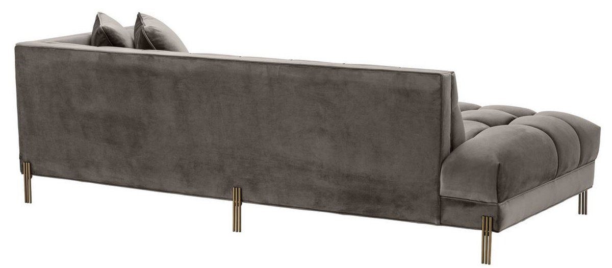 Casa Padrino Loungesofa Luxus Lounge Sofa Grau - Greige / Messingfarben 223 x 95 x H. 68 cm - Rechtsseitiges Wohnzimmer Sofa mit edlem Samtsoff und 2 Kissen