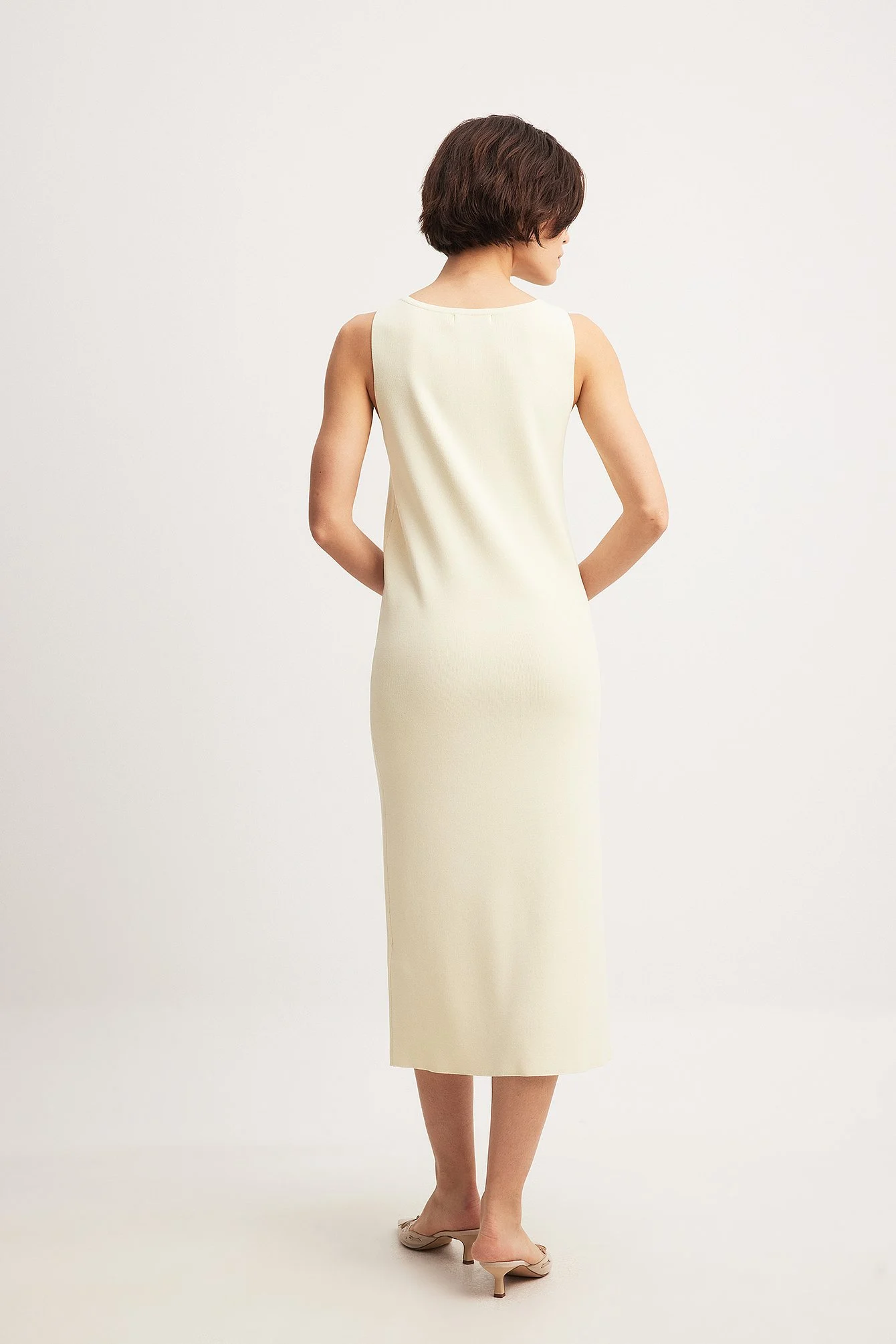 Feingestricktes ärmelloses Midi-Kleid