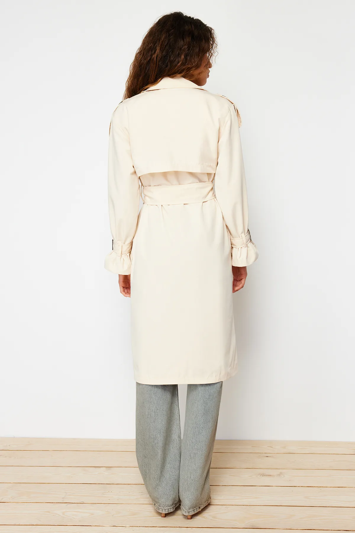 Trendyol Collection  Steinfarbener, weit geschnittener, weit geschnittener Trenchcoat mit Gürtel TWOSS21TR0005
