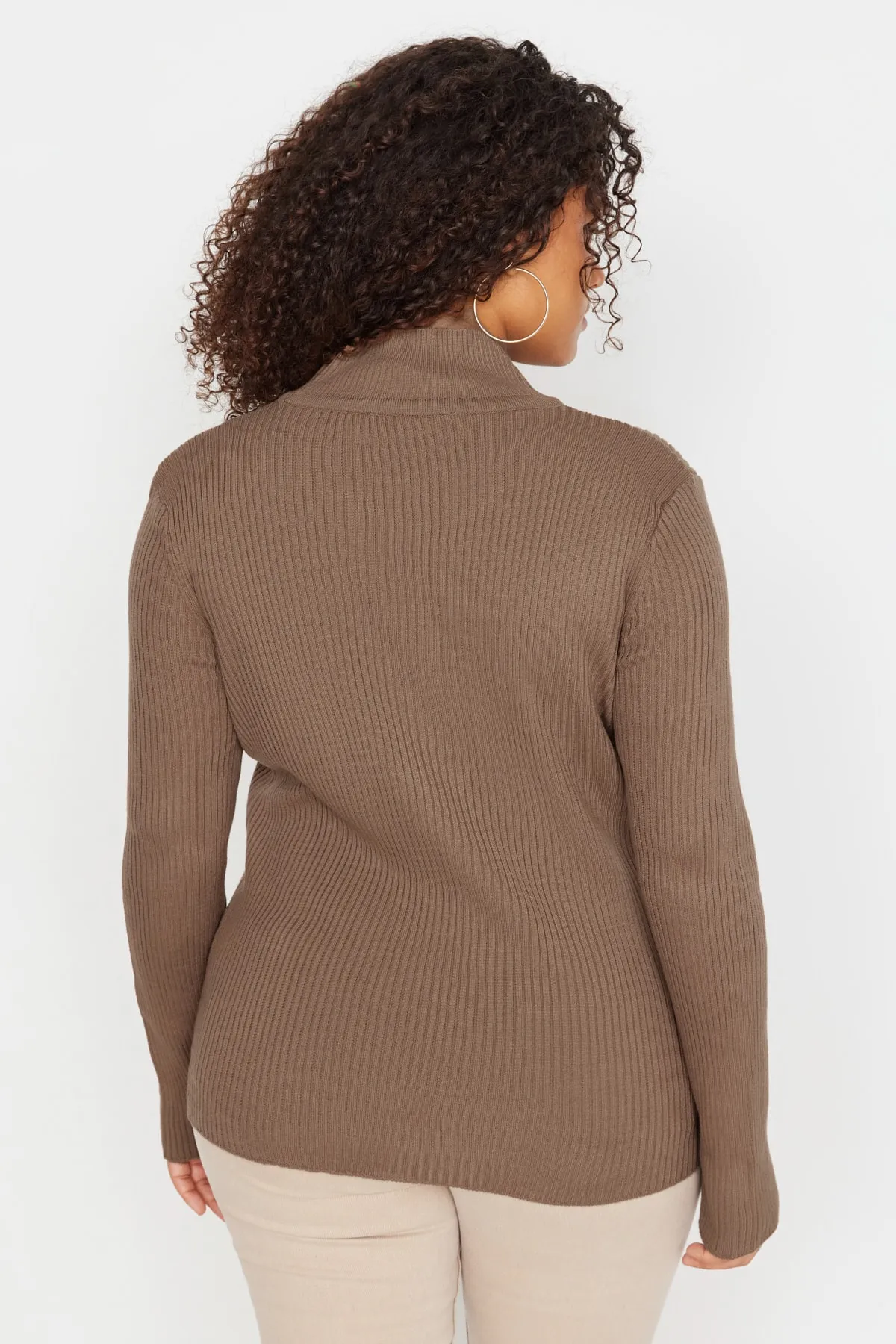 Trendyol Curve  Dünner Strickpullover mit halbem Rollkragen in Nerzbraun TBBAW23AN00022