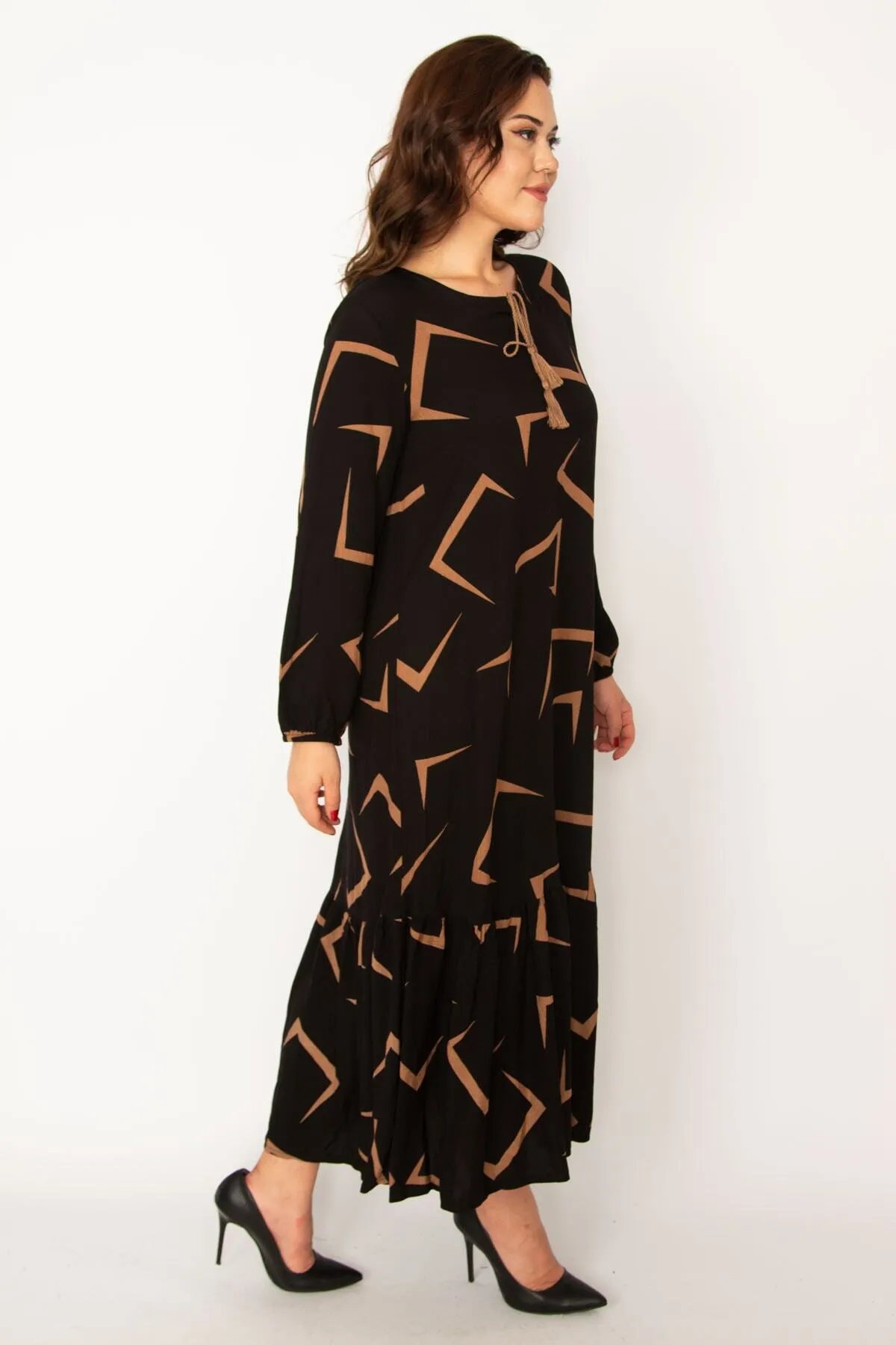 Şans  Damen-Kleid aus gewebtem Viskosestoff in großer Größe in Hellbraun mit abgestuftem Saum und langen Ärmeln 65n33526