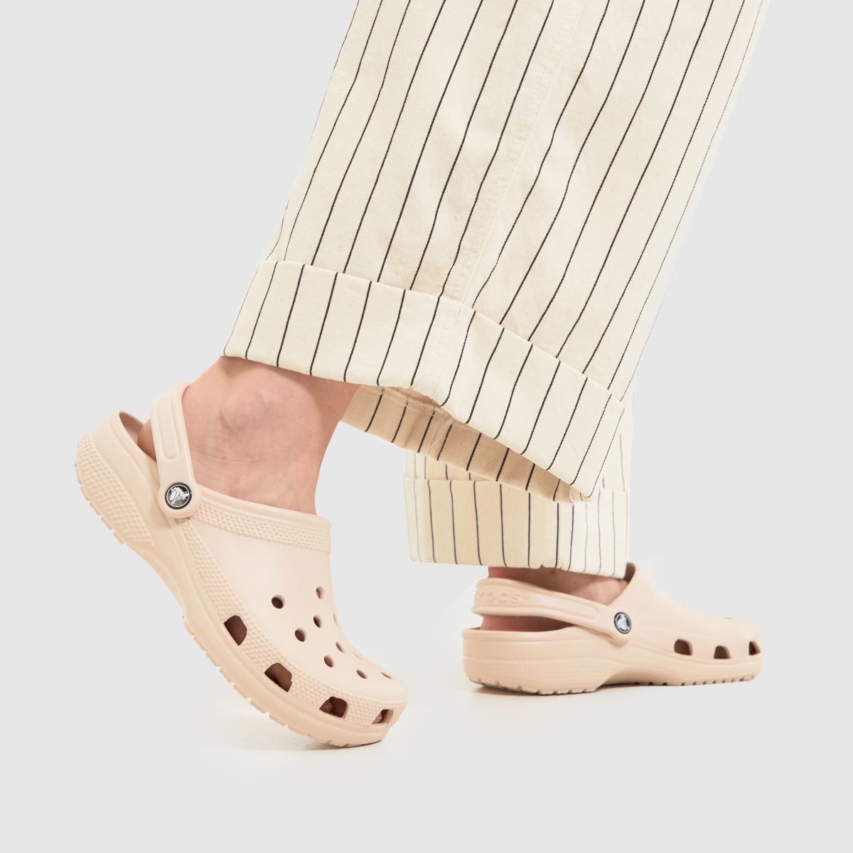 Crocs klasszikus klumpa szandál halványrózsaszínben