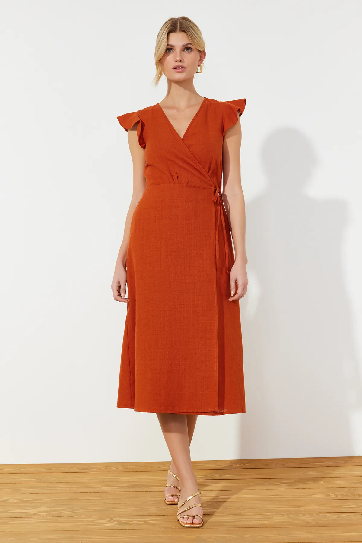 Trendyol Collection  Zweireihiges Midi-Kleid in gewebter Leinenoptik mit gefliestem Rüschendetail TWOSS24EL00071