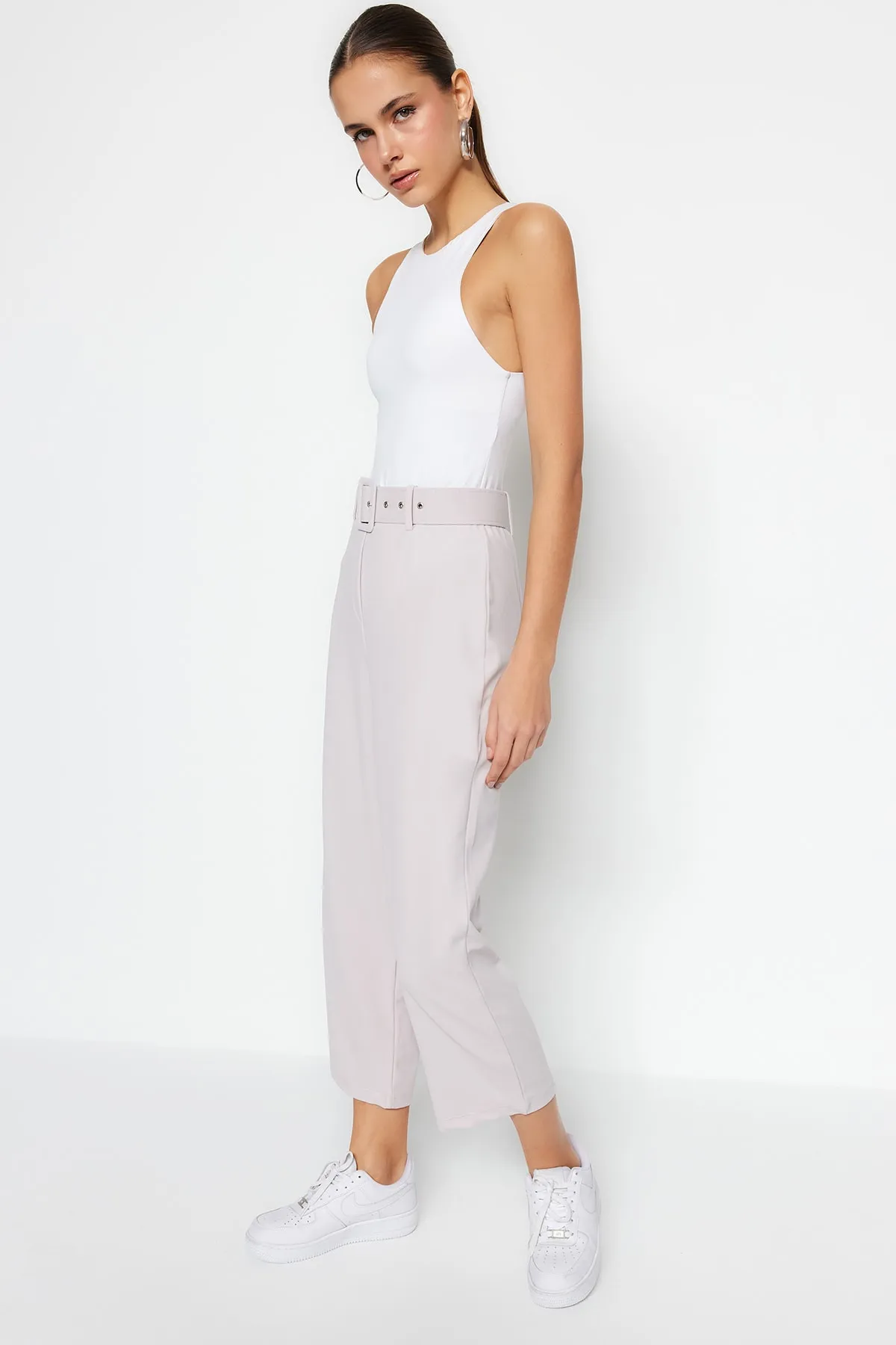 Trendyol Collection  Smarte Krepp-Strickhose im Karottenschnitt mit hohem Bund und Gürtel in Steinoptik TWOSS23PL00308