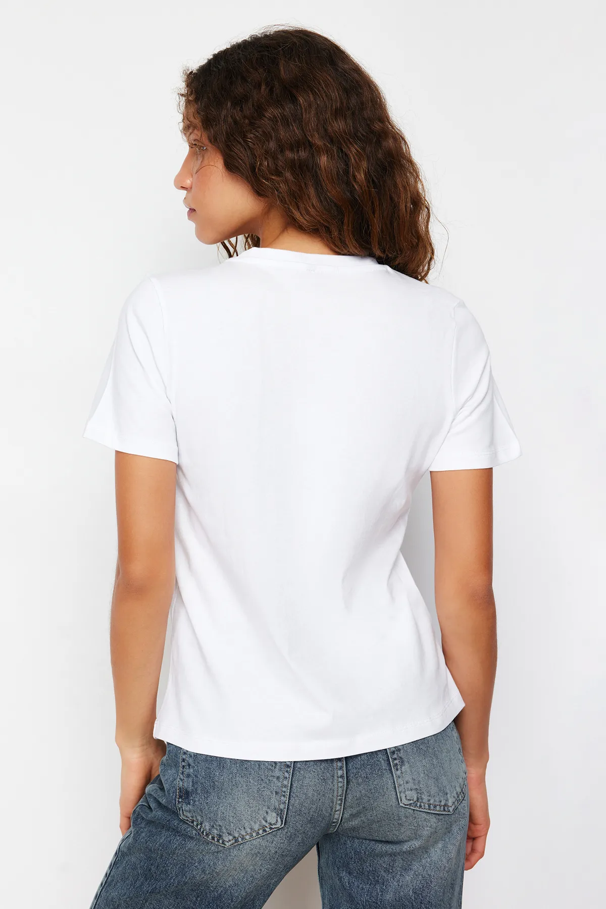 Trendyol Collection  Weißes Strick-T-Shirt mit Slogan-Stickerei, 100 % Baumwolle, Regular Fit TWOSS24TS00097