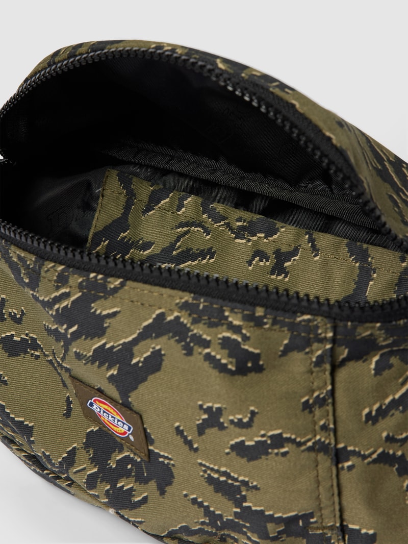 Bauchtasche mit Allover-Muster in khaki