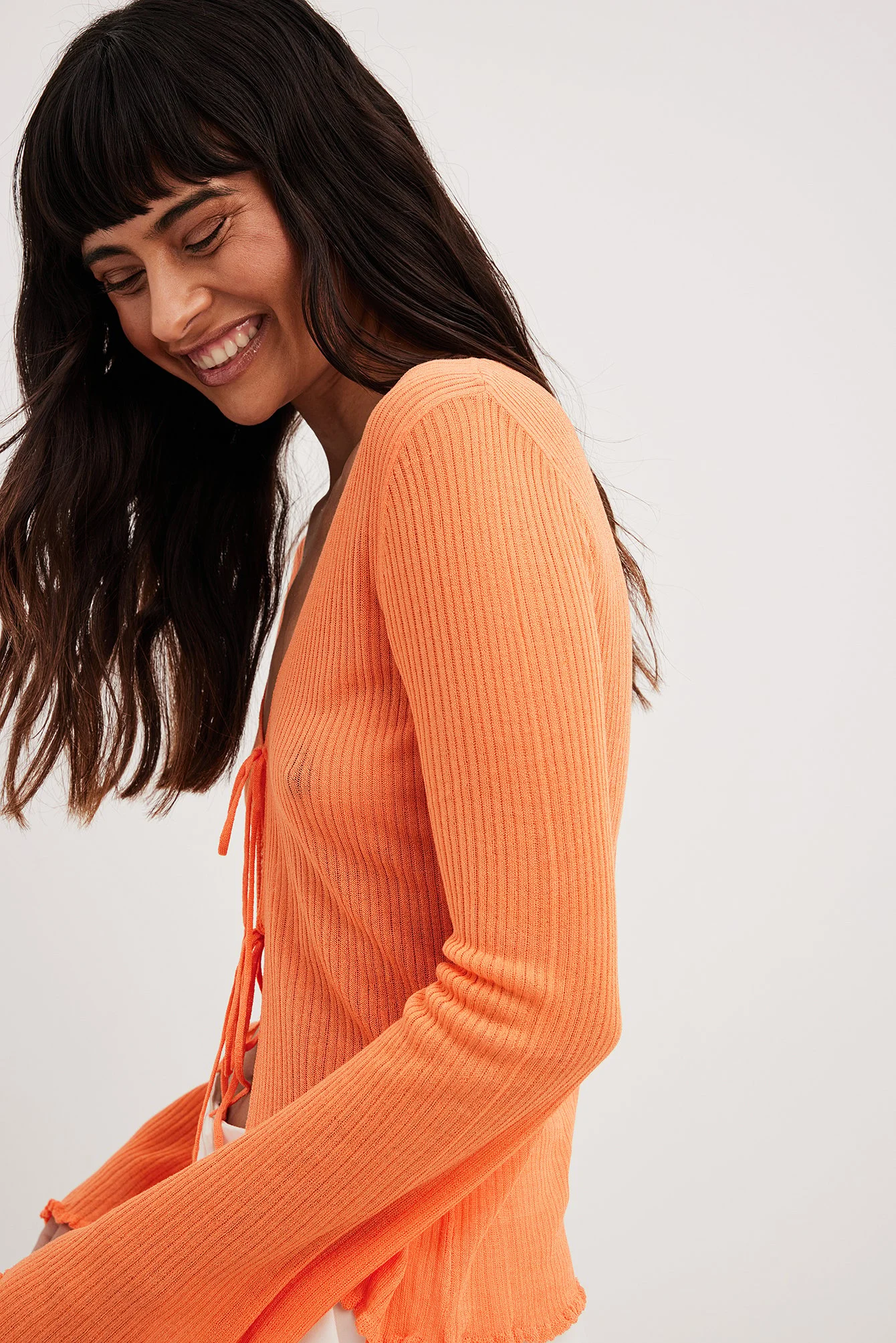 Feingestrickter Cardigan mit Schnürdetail