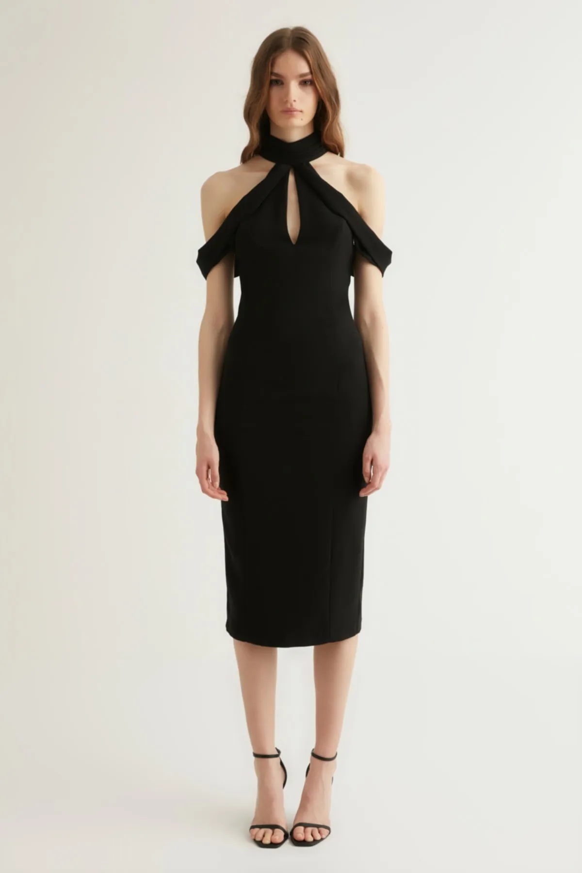 Trendyol Collection  X Dilek Hanif Kleid mit schwarzen Ärmeln und Details TPRSS22EL1853