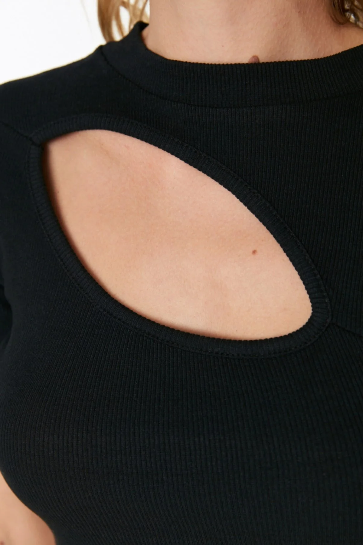 Trendyol Collection  Schwarze, eng anliegende, gerippte, dehnbare Strickbluse mit Rundhalsausschnitt und Ausschnitten in Schwarz TWOSS22BZ0355