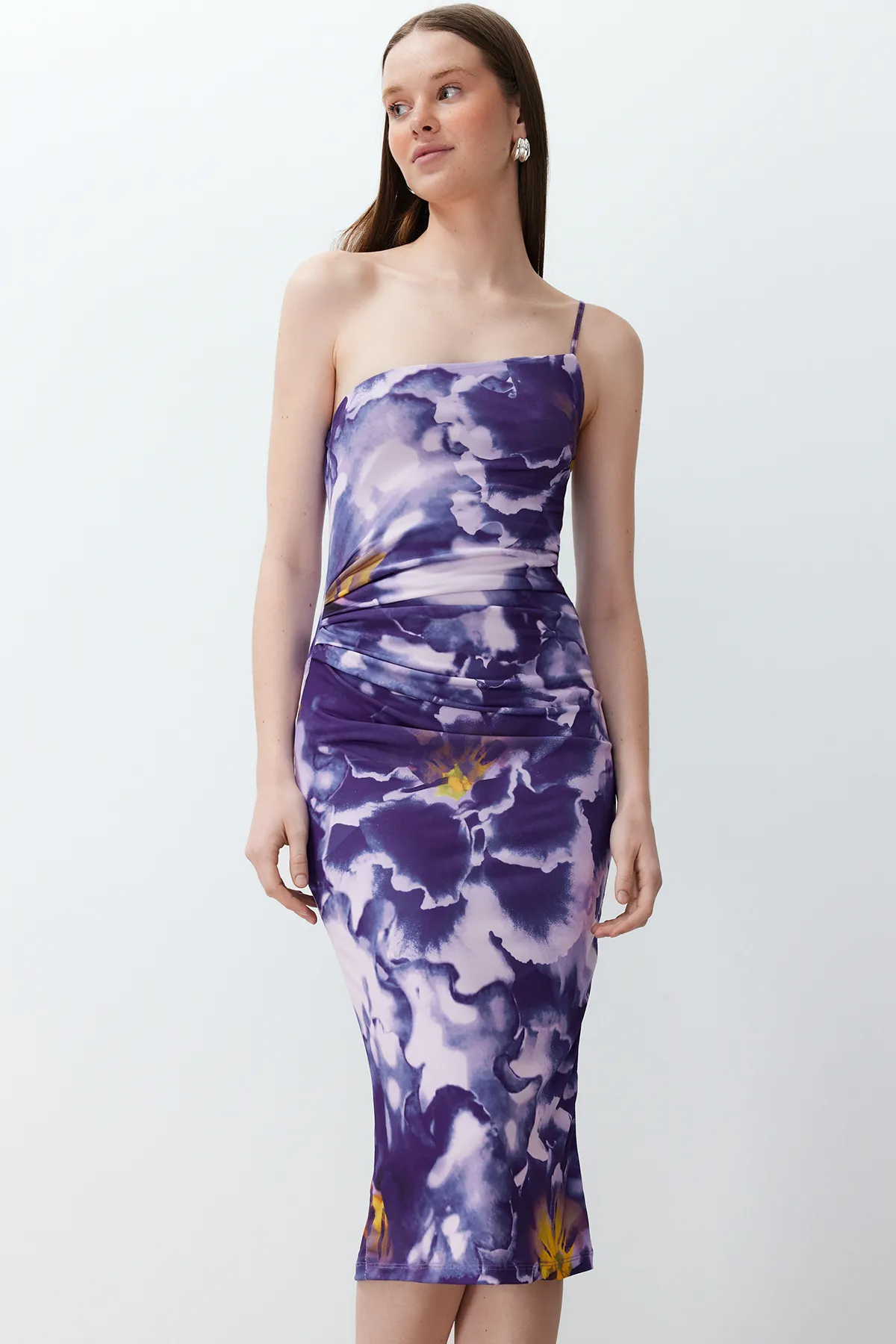 Trendyol Collection  Lila bedrucktes tailliertes Midi-Bleistiftkleid mit One-Shoulder-Träger und dehnbarem Strick TWOSS23EL01577