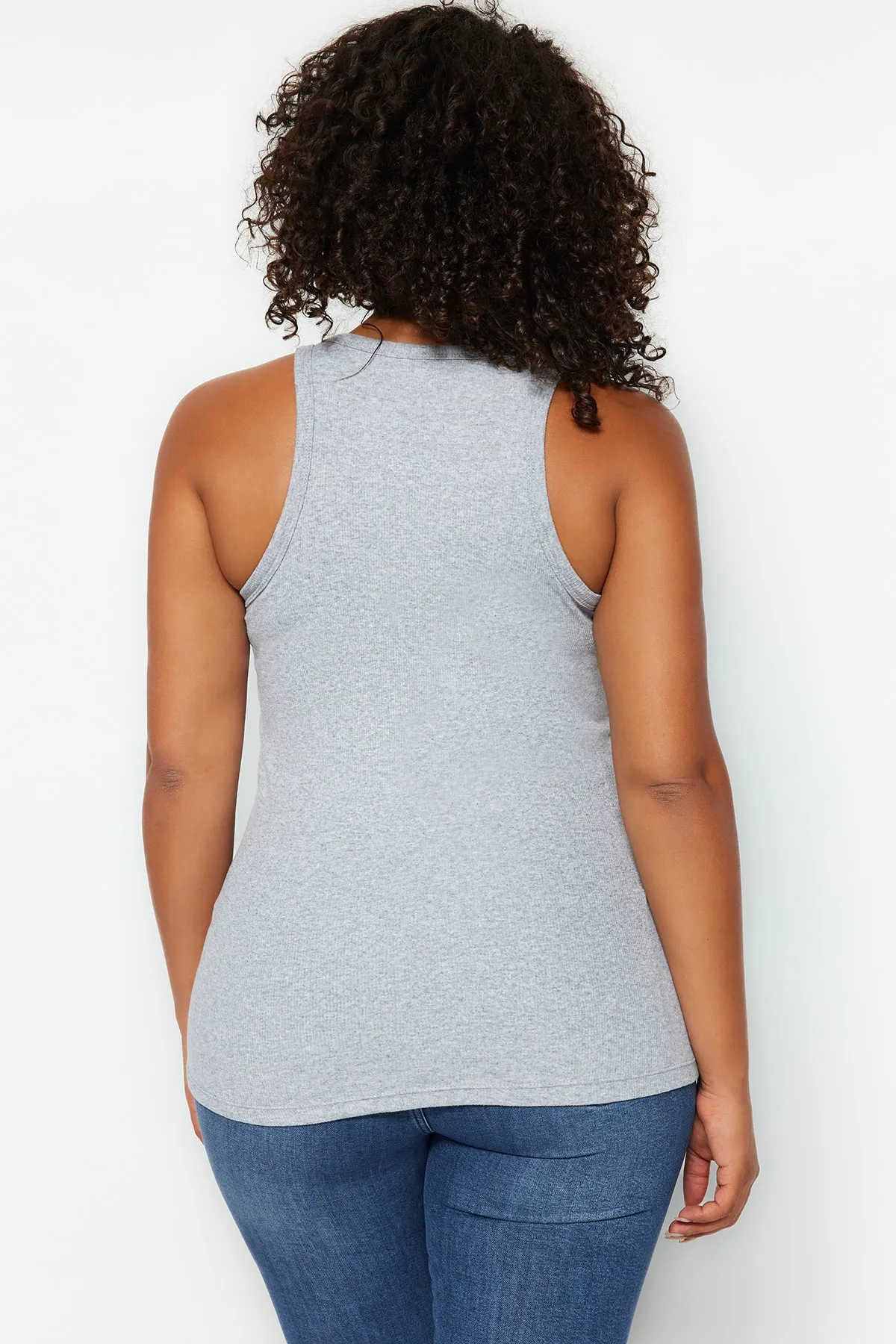 Trendyol Curve  Basic-Strick-Tanktop in Grau-Melange mit Neckholder-Kragen TBBSS23CV00001