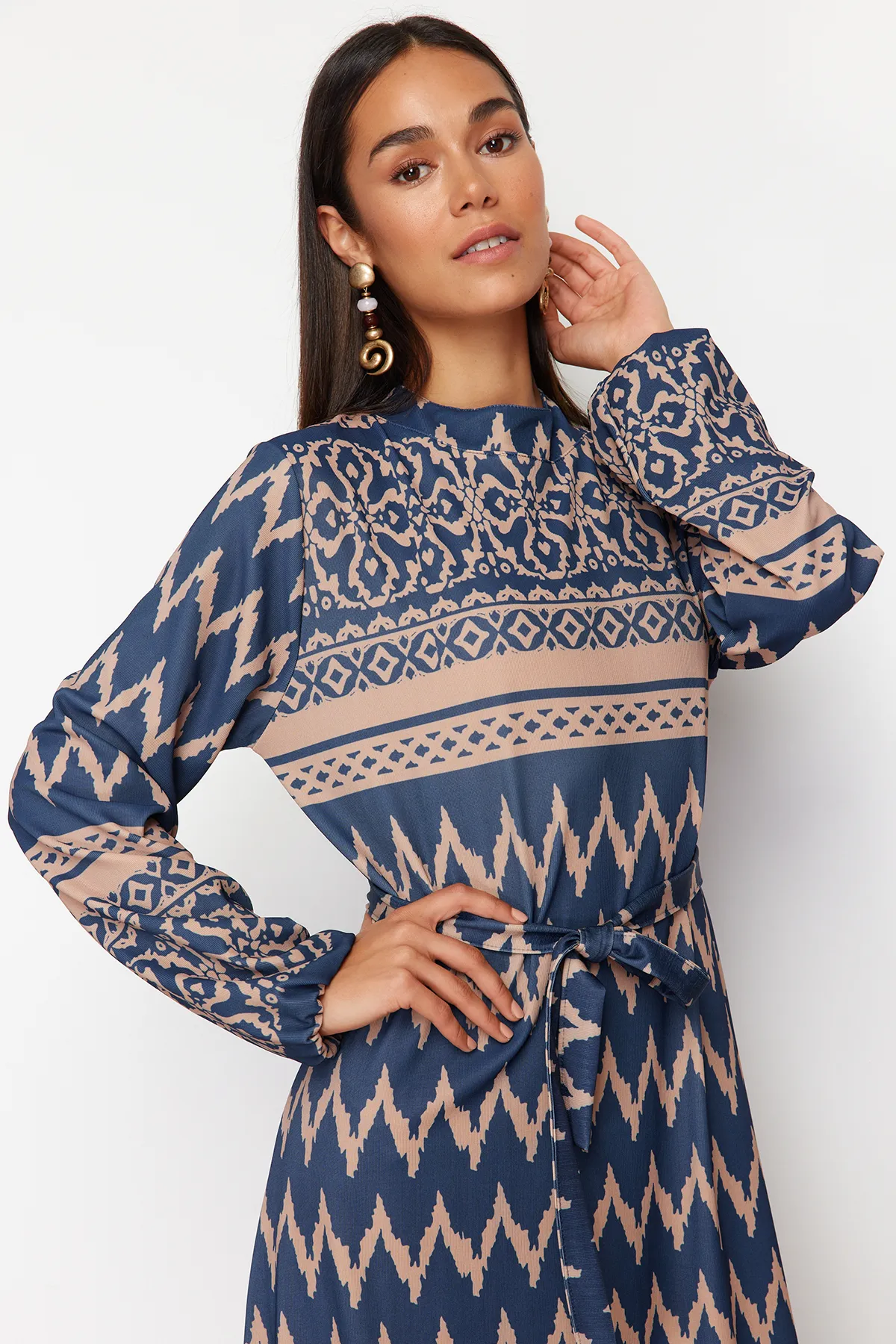 Trendyol Modest  Marineblaues gemustertes Kleid aus Viskosegewebe mit Gürtel TCTSS24EB00258