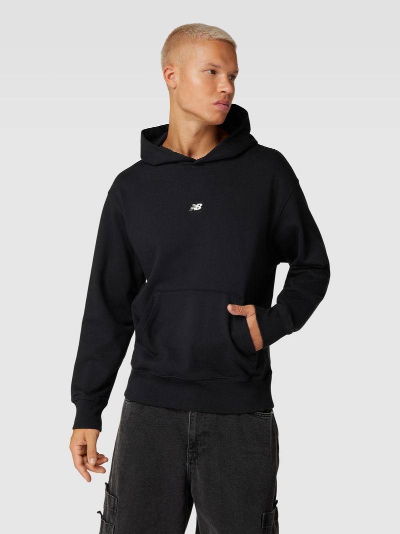Hoodie mit Känguru-Tasche in schwarz