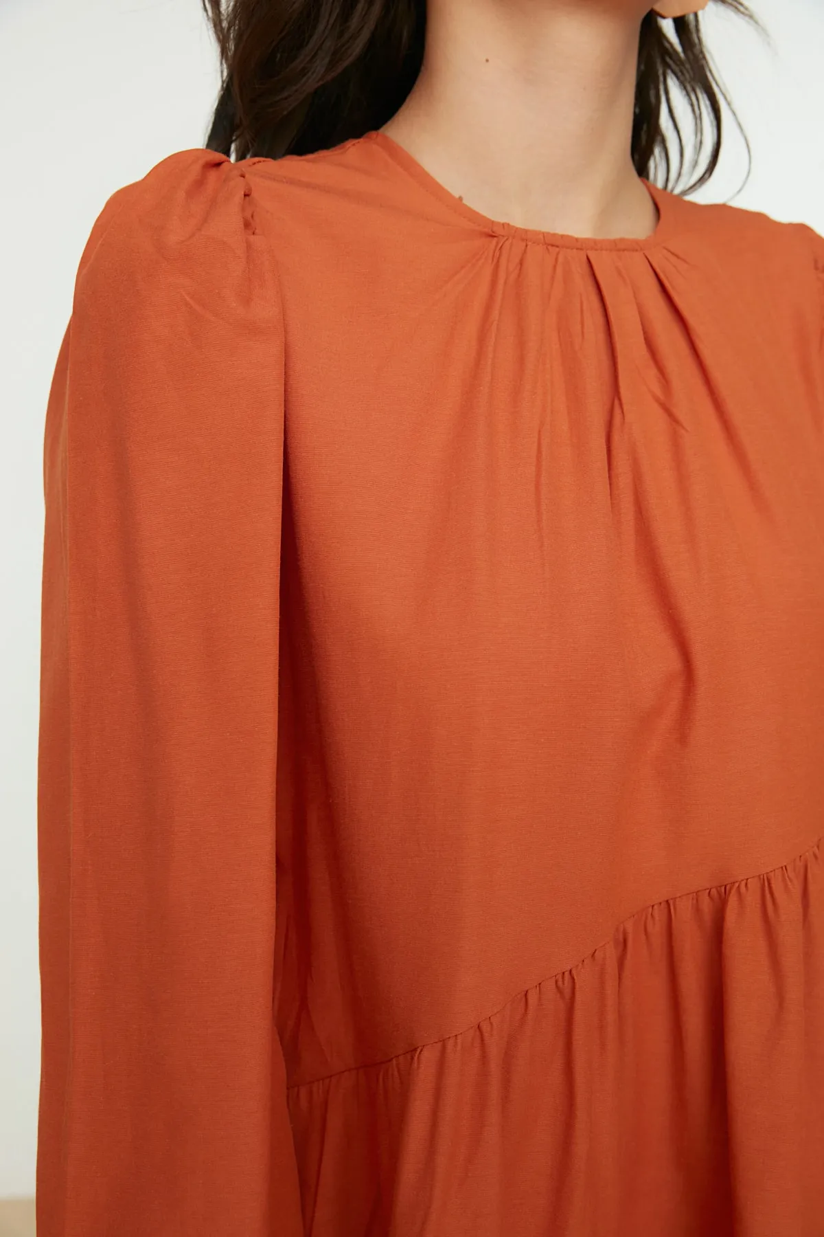 Trendyol Modest  Gewebtes Kleid aus Baumwolle mit weiter Passform und Raffung in Zimtfarbe TCTSS21EL3470