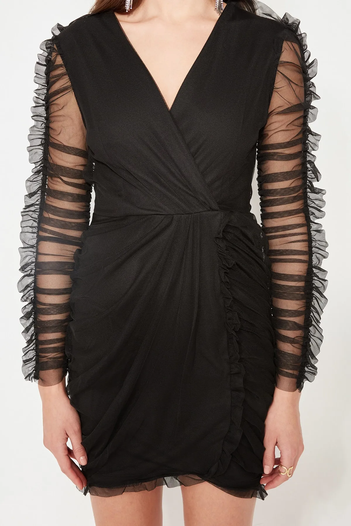 Trendyol Collection  Elegantes Abendkleid aus schwarzem, drapiertem Tüll in Wickeloptik TPRSS21EL0004