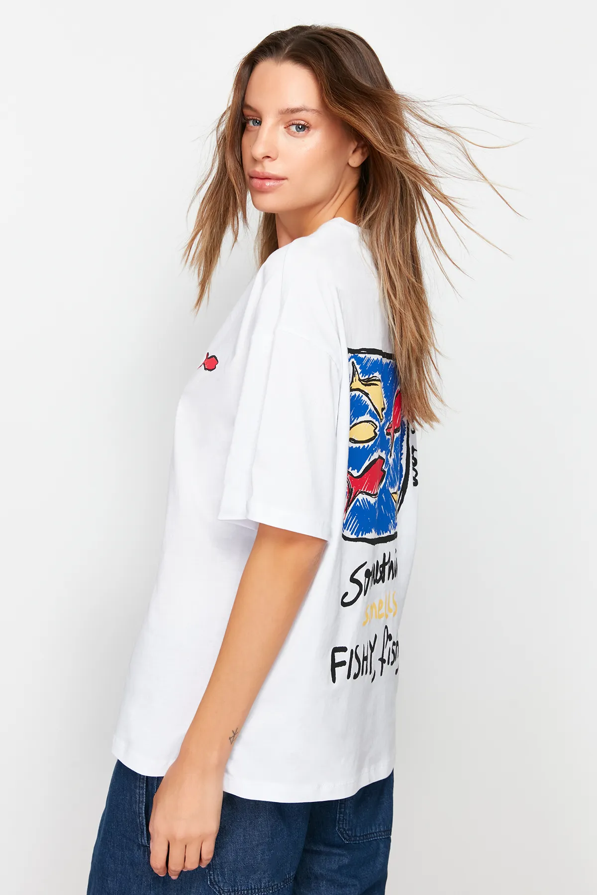 Trendyol Collection  Weißes, bedrucktes, übergroßes/weites Strick-T-Shirt mit Rundhalsausschnitt aus 100 % Baumwolle TWOSS23TS00329