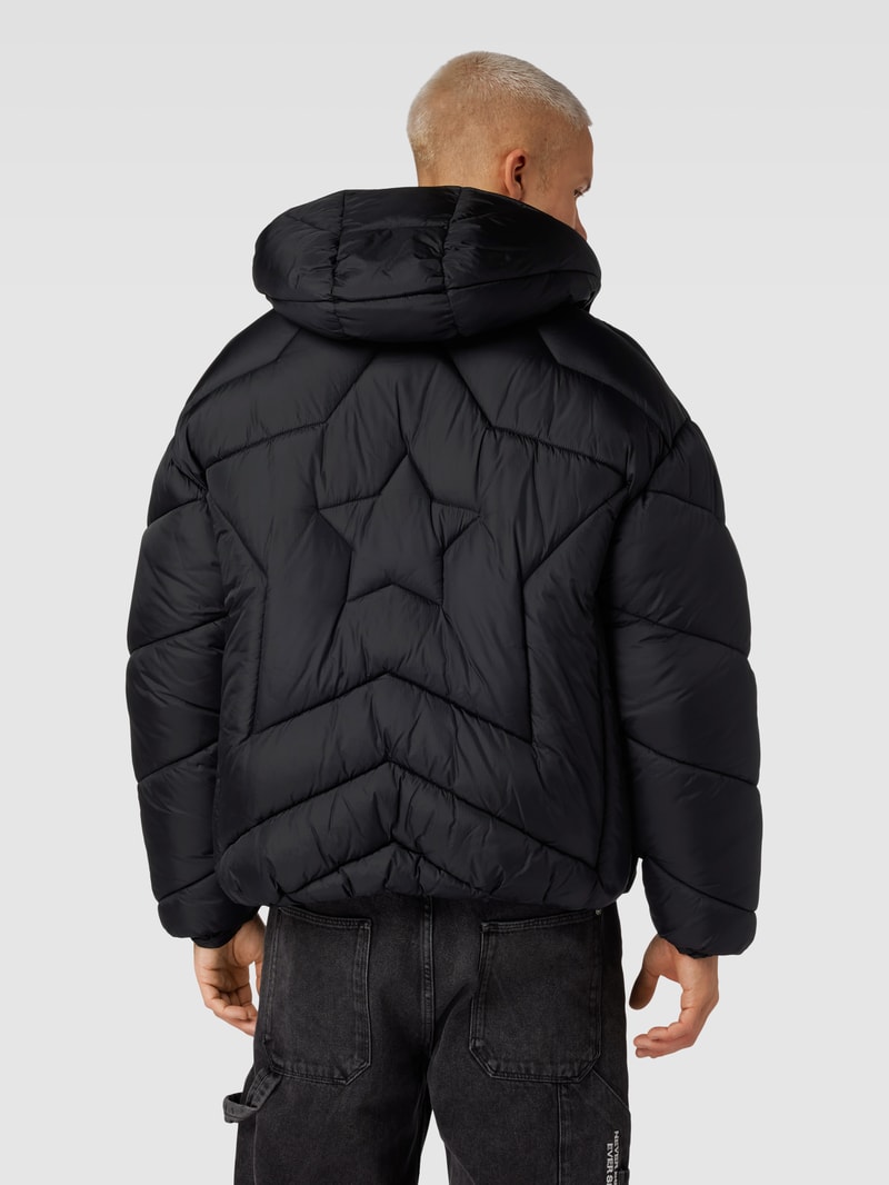 Steppjacke mit Label-Detail in schwarz