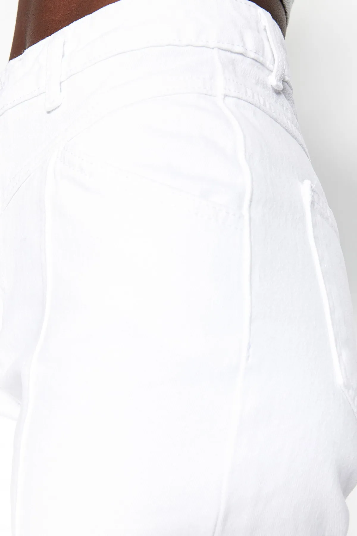 Trendyol Collection  Weiße High Waist Straight Jeans mit Taillendetail TWOSS20JE0425