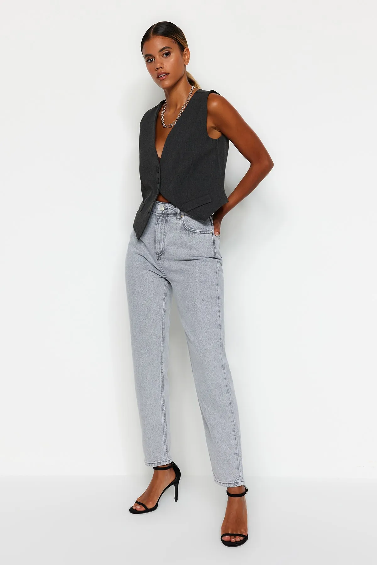 Trendyol Collection  Graue Mom-Jeans mit hoher Taille TWOAW22JE0945