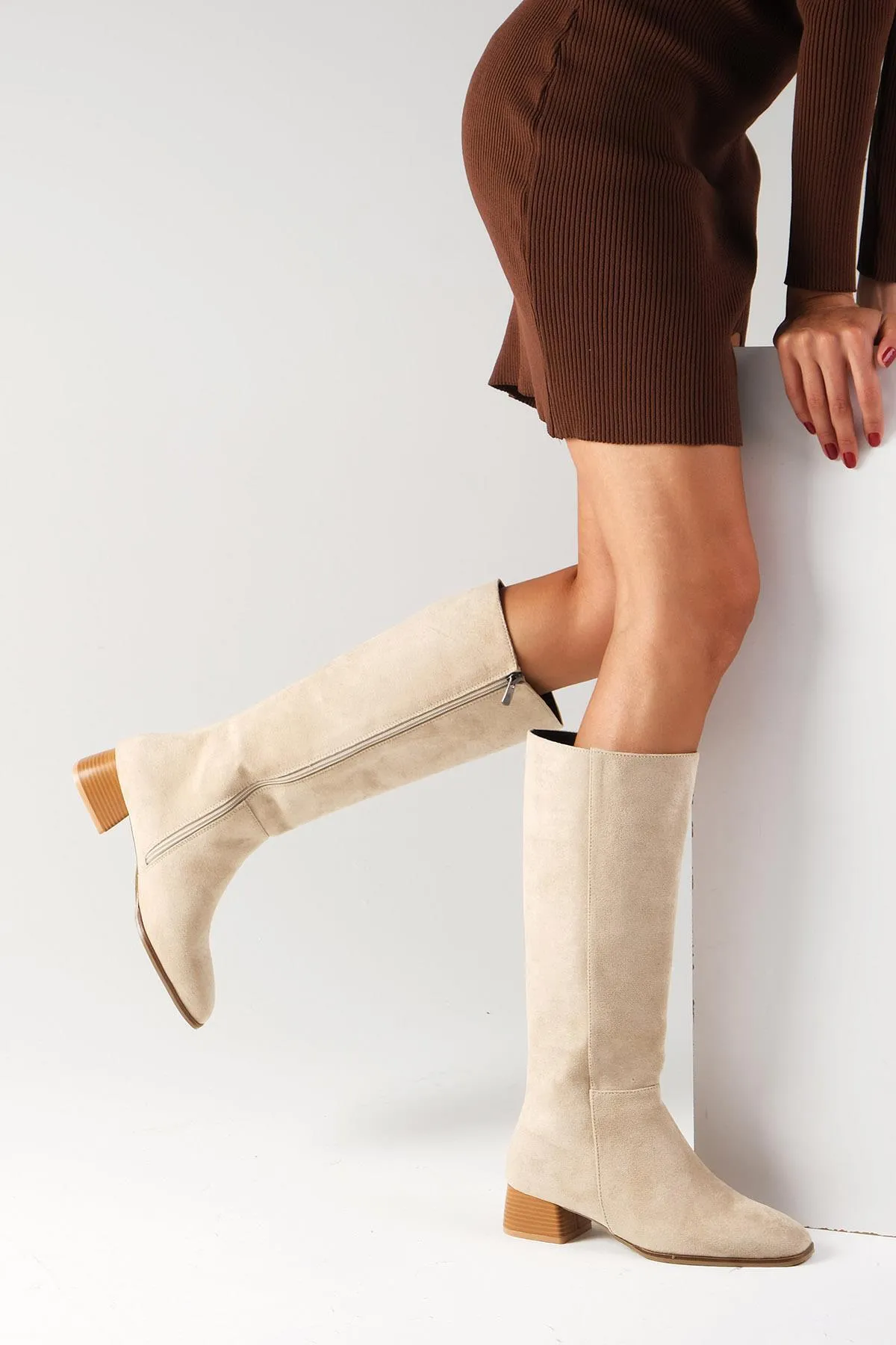 Mio Gusto  Briony Beigefarbener Wildleder-Seitenreißverschluss, dünne, mit Kunstfell gefütterte, stumpfe Damenstiefel mit Absatz