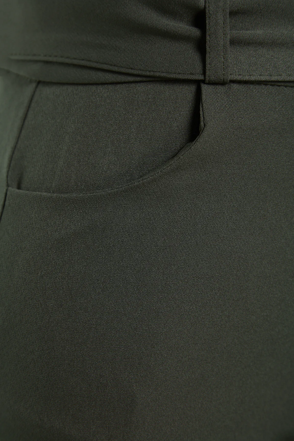 Trendyol Collection  Dunkelkhakifarbene, gerade geschnittene Webhose mit Gürtel TWOSS21PL0104