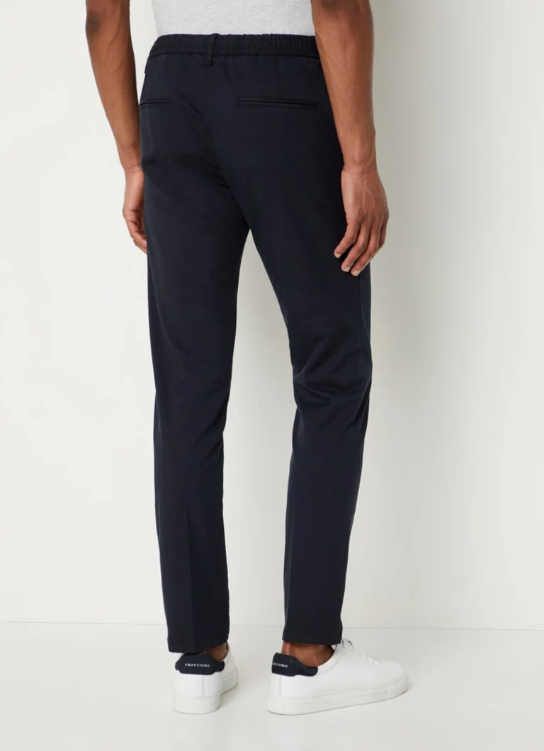 Pantaloni chino Profumo slim fit, confecționați din amestec de lyocell, cu buzunare laterale.