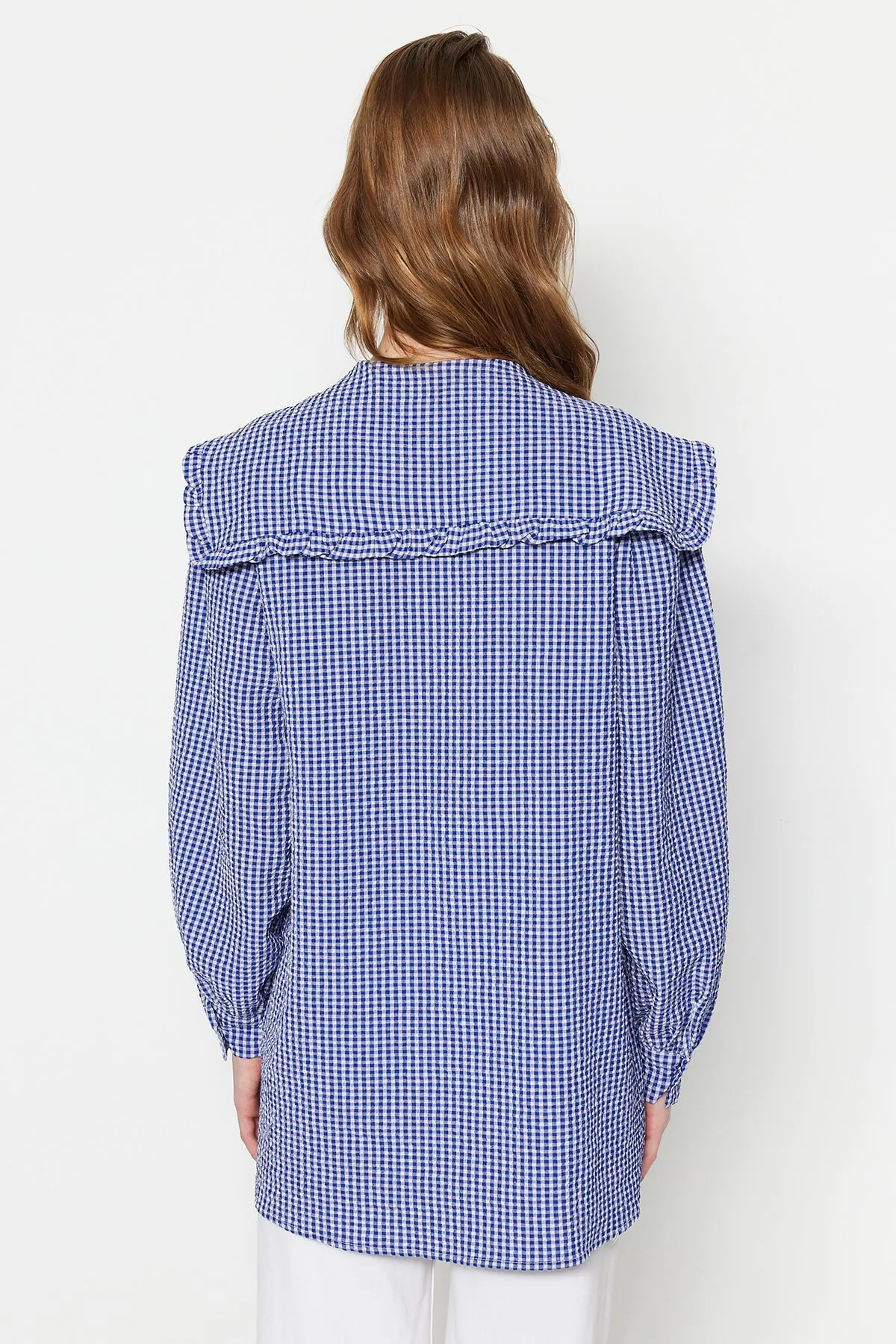 Trendyol Modest  Blaue, gewebte Tunika mit Gingham-Muster und Babykragen TCTSS23UK00065