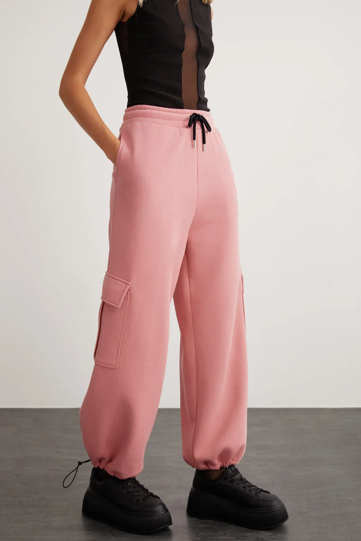 GRIMELANGE  Tegan Damen-Jogginghose mit elastischem Bund und Cargotasche, bestickt, rosa