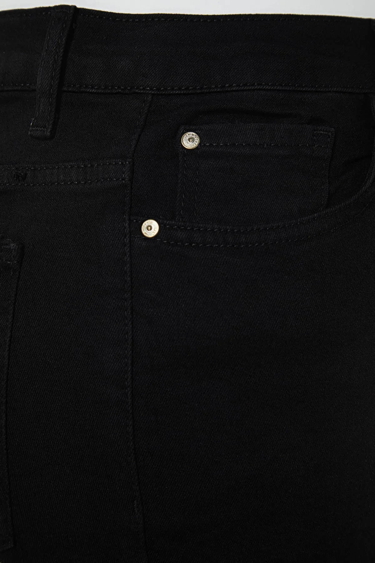 Trendyol Curve  Schwarze Röhrenjeans mit hoher Taille TBBSS22JE0075