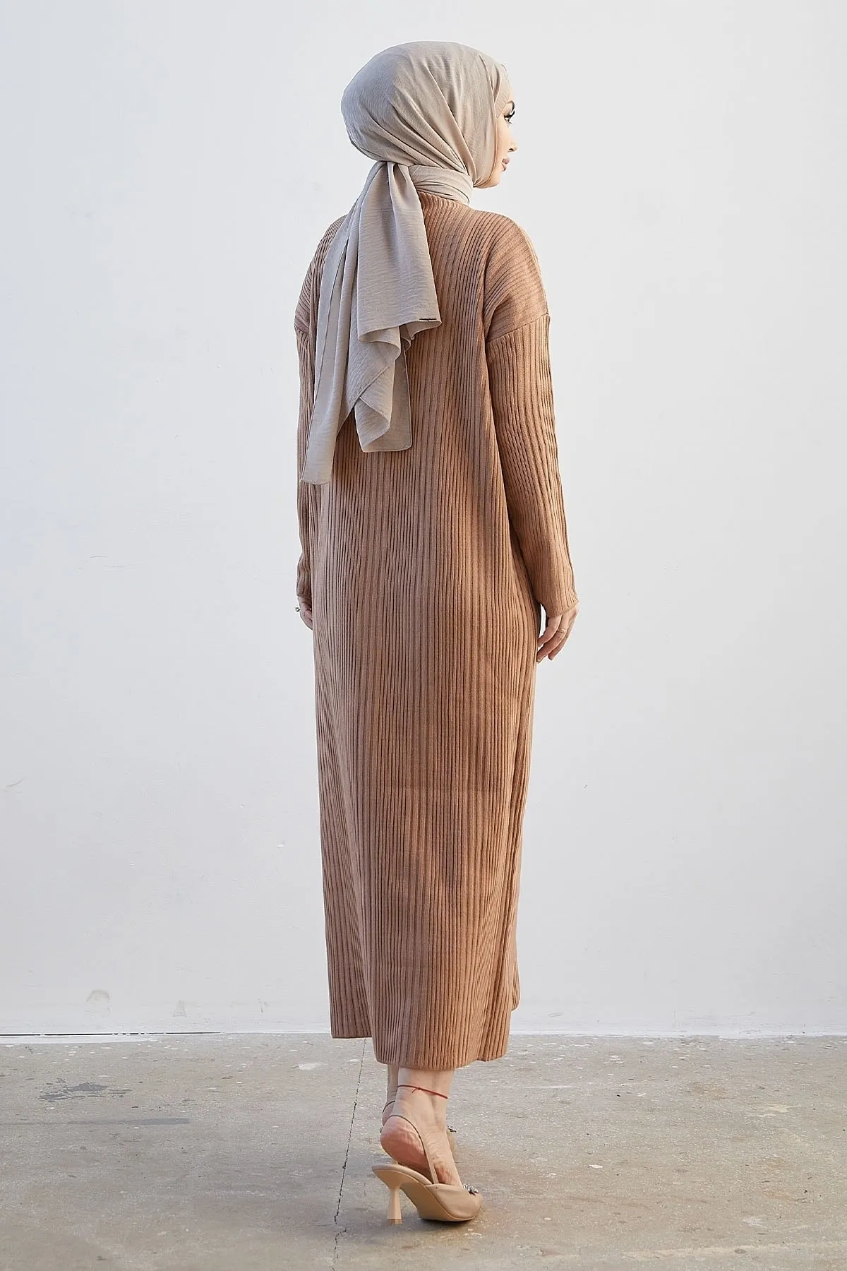 InStyle  Langes Strickkleid mit Rollkragen von Arissa – Kamel
