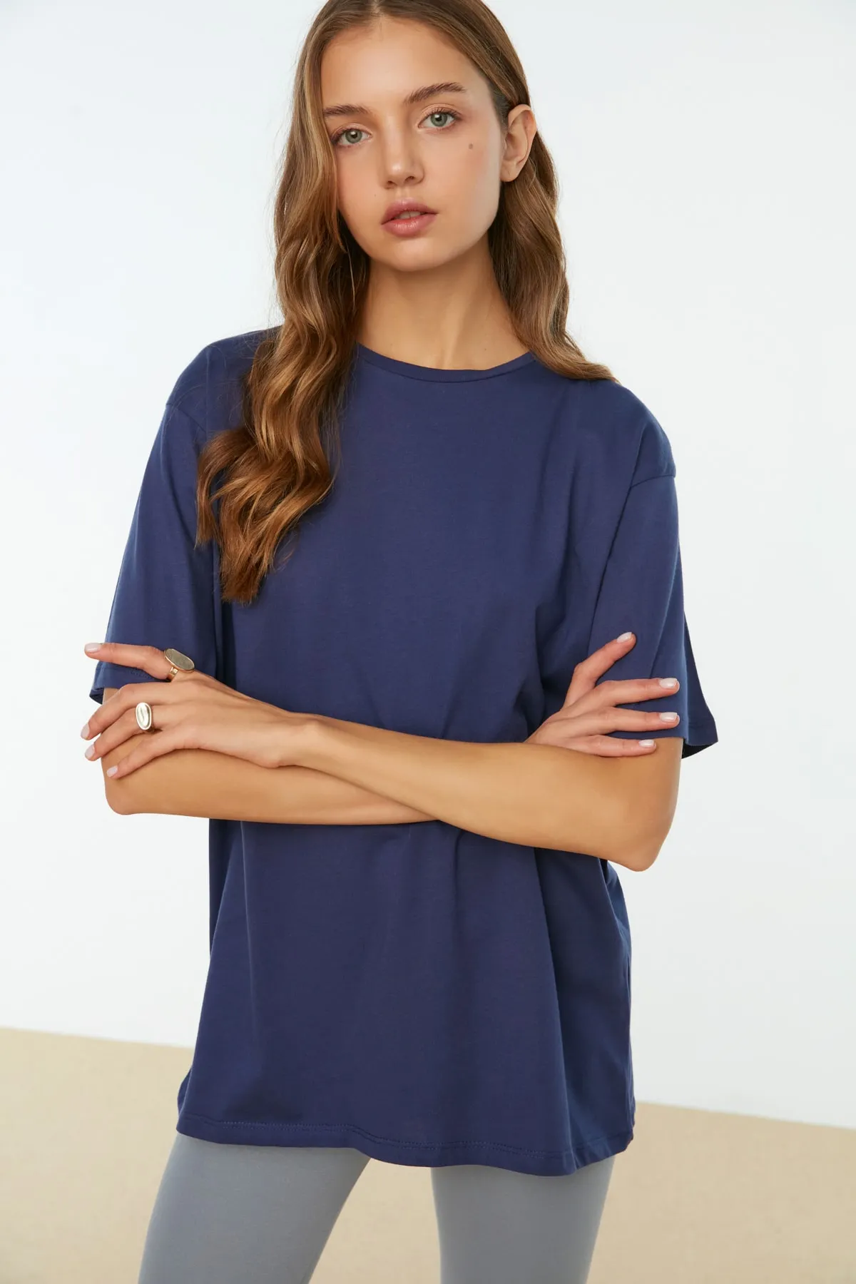Trendyol Collection  Marineblaues Boyfriend-Strick-T-Shirt aus 100 % Baumwolle mit weitem Schnitt und Rundhalsausschnitt TWOSS20TS0134