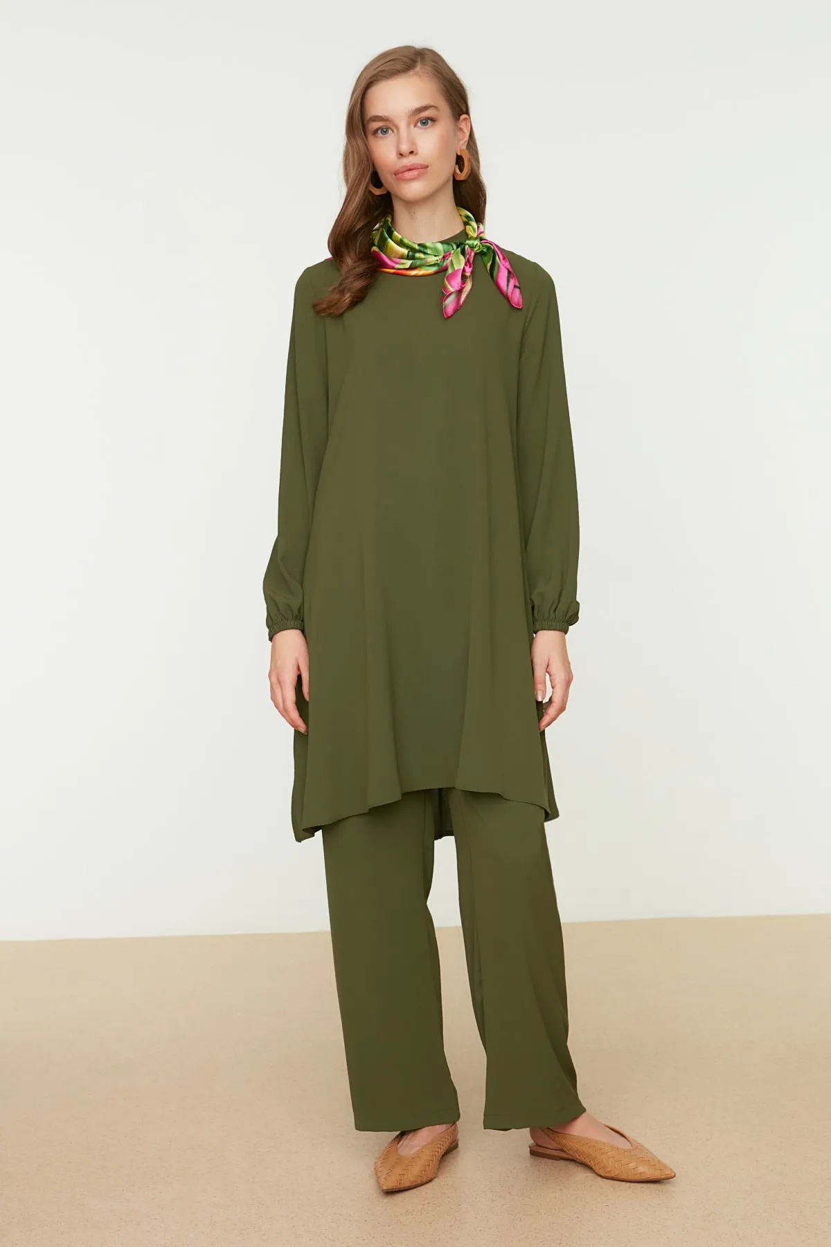 Trendyol Modest  Khakifarbenes Aerobin-Tunika-Hosen-Set mit elastischen Ärmeln und weitem Bein, gewebt TCTSS22US0023
