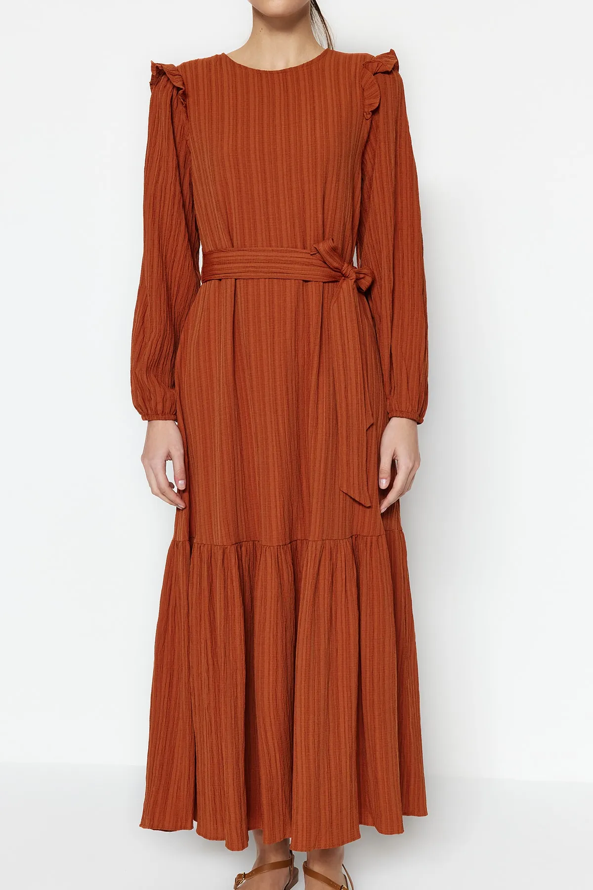 Trendyol Modest  Zimtfarbenes Kleid aus Viskose-Mischgewebe mit Gürtel, Rüschen an den Schultern und Volant-Futter TCTSS23EB00290