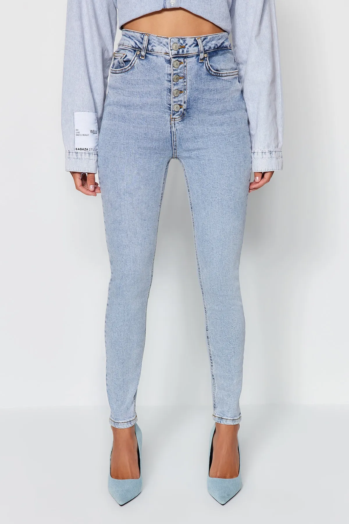 Trendyol Collection  Blaue Skinny Jeans mit Knopfleiste vorn und hoher Taille TWOSS23JE00077