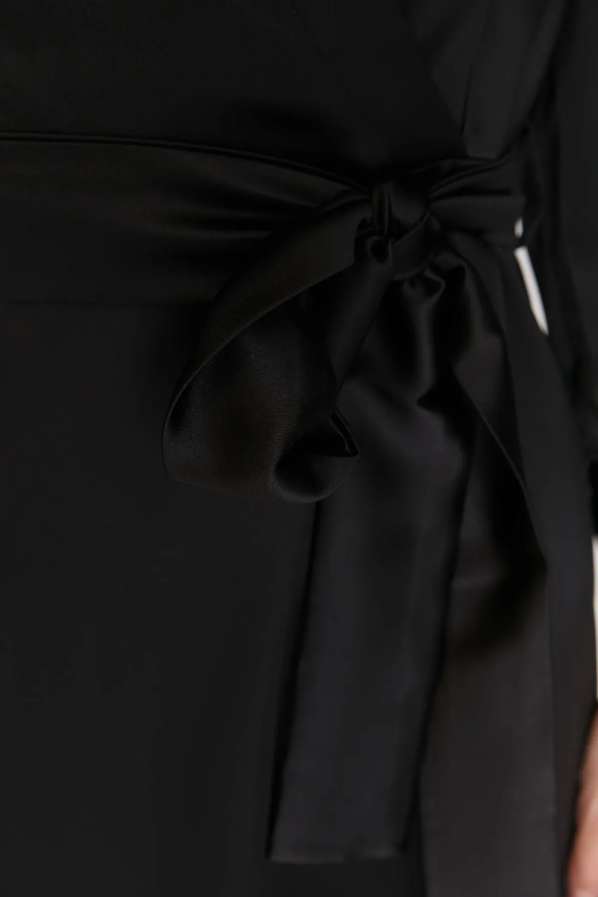Trendyol Collection  Schwarzes, detailliertes Kleid aus Satin mit Krawatte TWOAW23EL01383