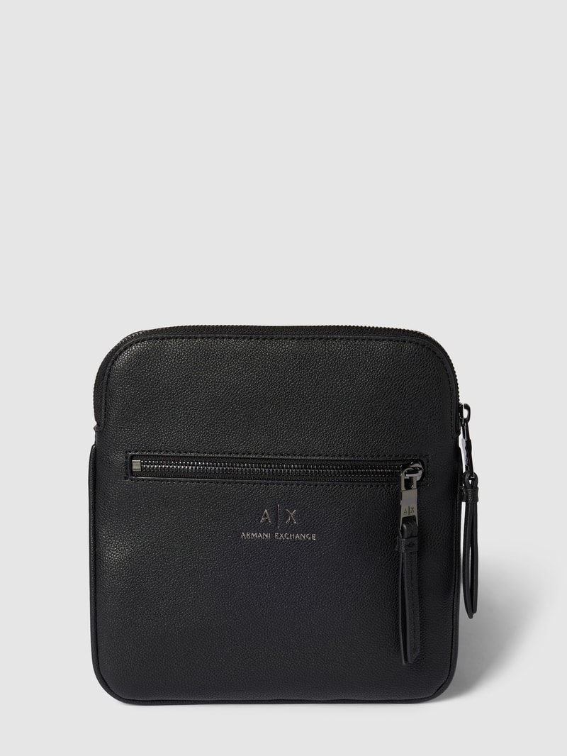 Crossbody Bag in unifarbenem Design mit Label-Detail in schwarz