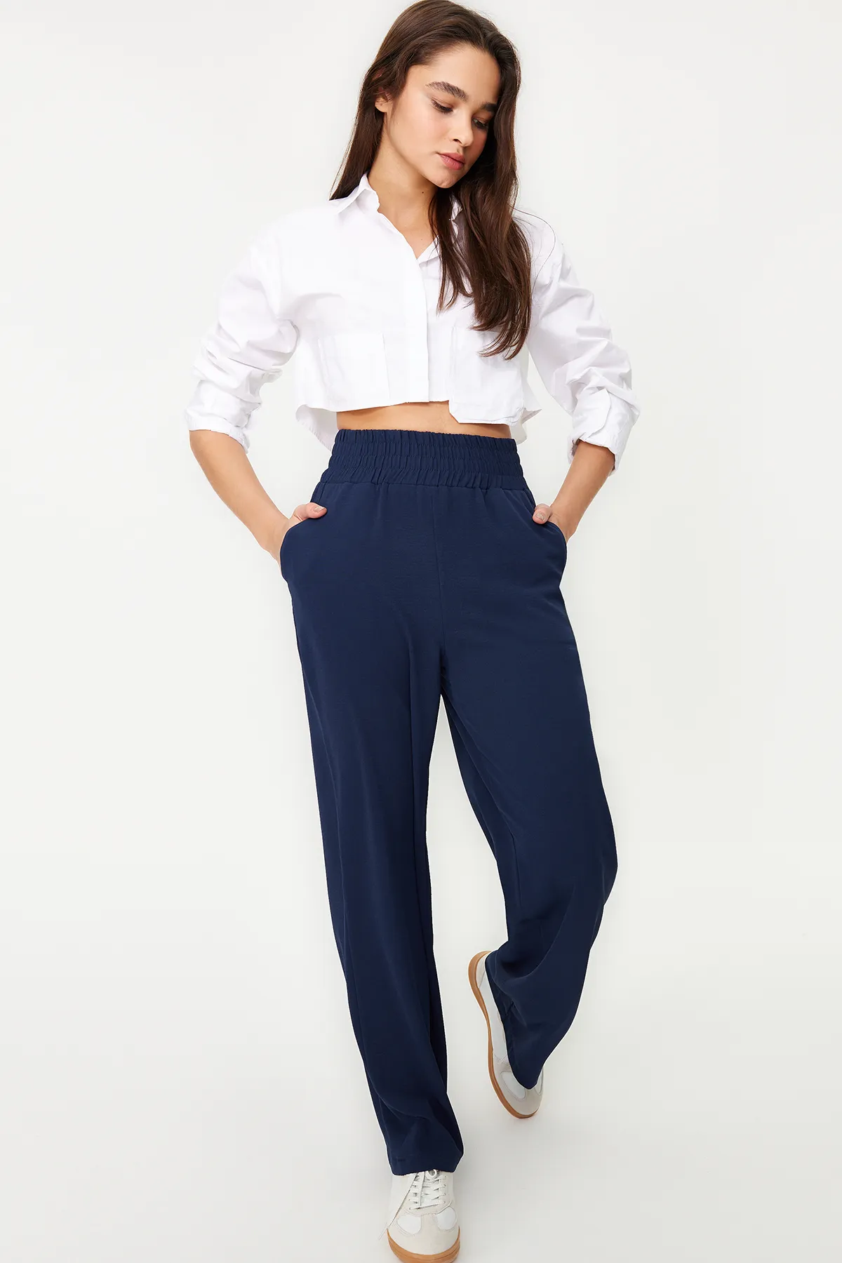 Trendyol Collection  Marineblaue, elastische Webhose mit weitem Bein / breiter Knöcheltaille TWOSS22PL00024