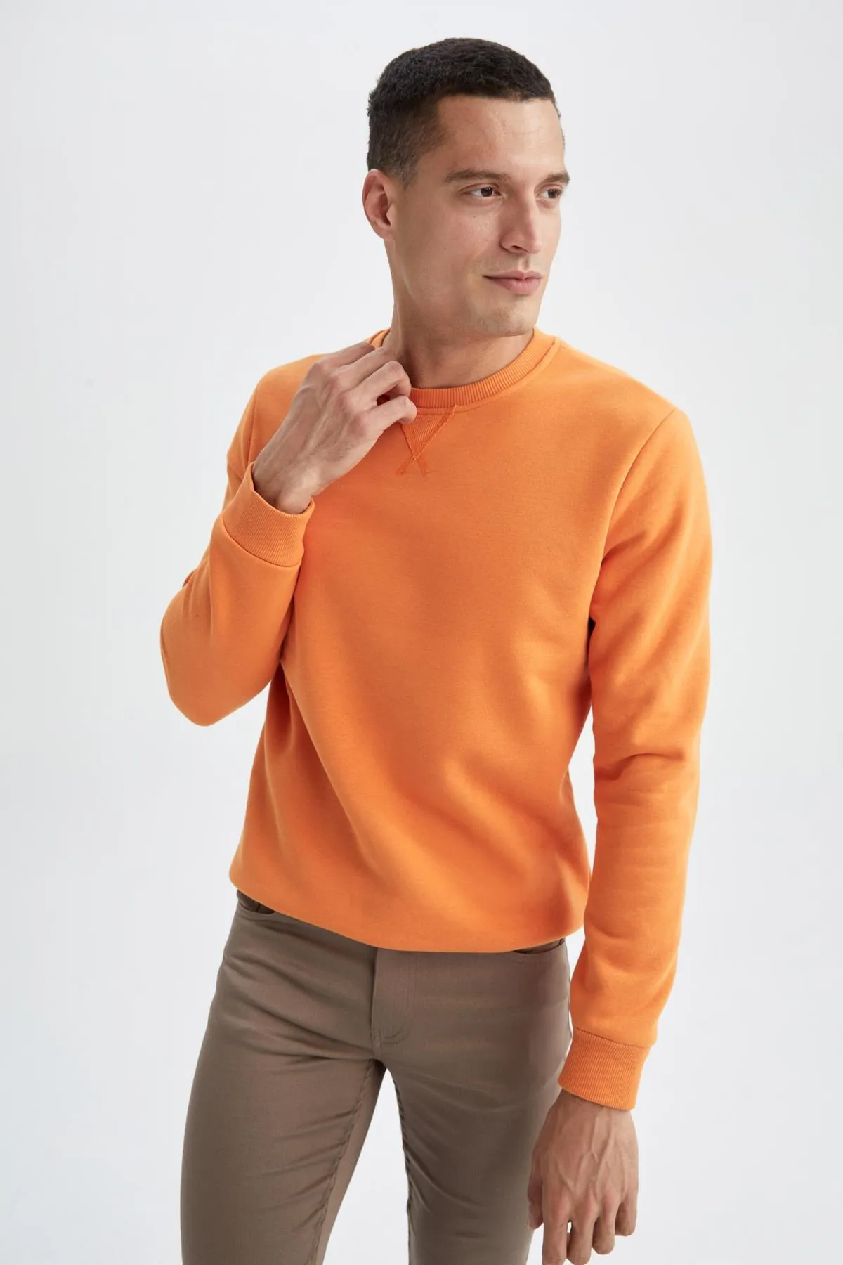 DeFacto  Basic-Sweatshirt aus Baumwolle mit normaler Passform und Rundhalsausschnitt