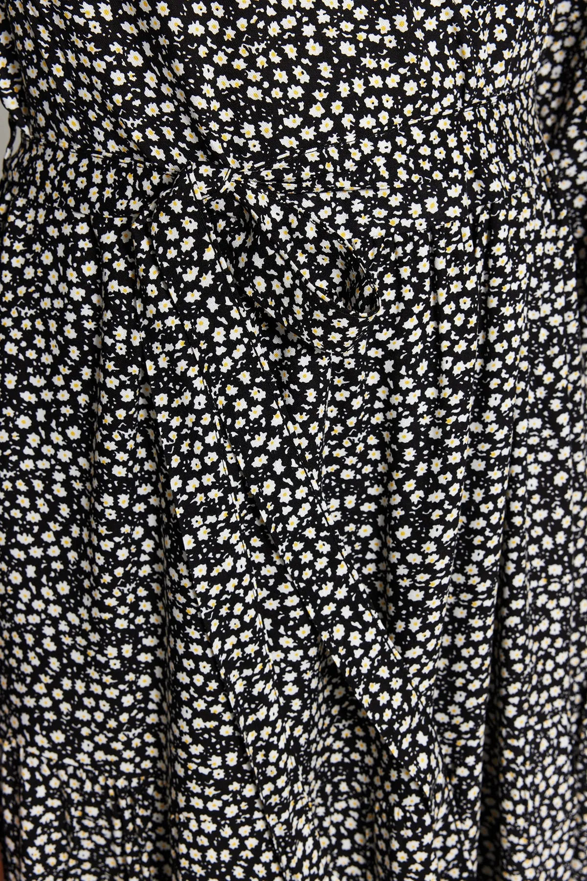 Trendyol Collection  Schwarzes, zweireihiges Maxi-Webkleid mit Blumenmuster TWOSS23EL01229