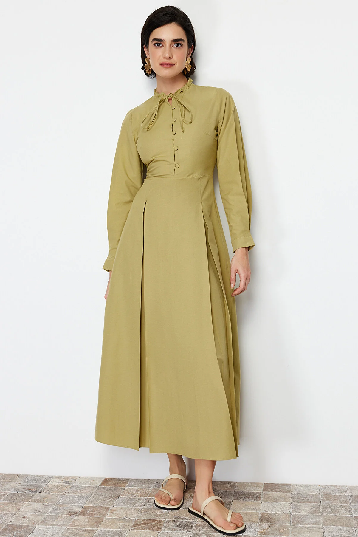Trendyol Modest  Khakifarbenes Kleid aus Baumwollgewebe mit ausgestelltem Rock TCTSS24EB00149