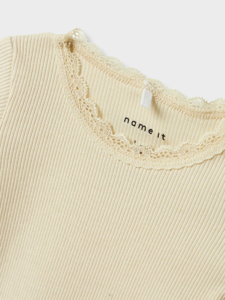 name it Kurzarmbody mit Spitzenbordüre in summer sand günstig kaufen