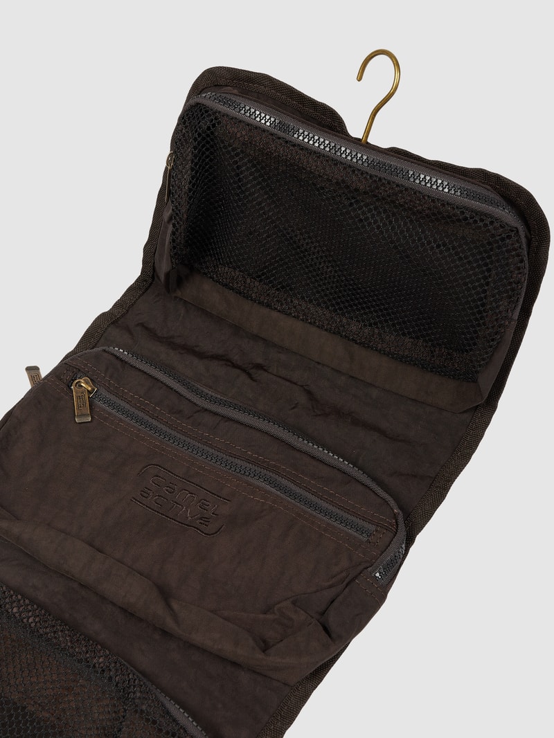 Kulturtasche mit Logo-Stickerei in mittelbraun