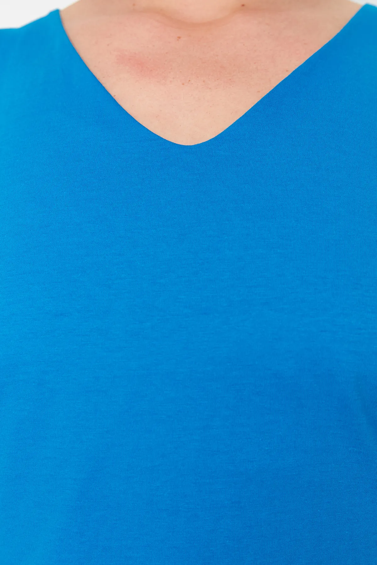 Trendyol Curve  Blaue, detaillierte Strickbluse auf der Rückseite TBSSS24AF00061