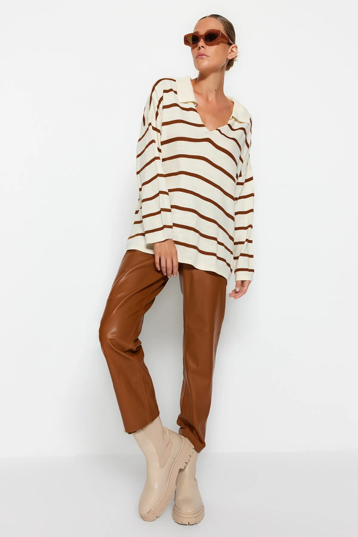 Trendyol Collection  Brauner gestreifter Strickpullover mit super weiter Passform TWOAW23KZ01845