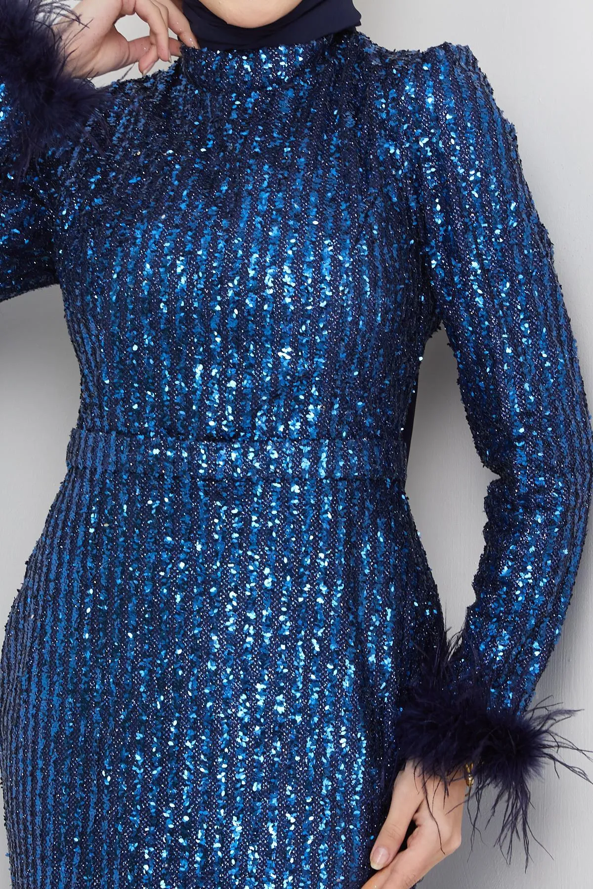 Olcay  Abendkleid aus Tüll mit Pailletten und Federndetails, Ärmeln, INDİGO 1207